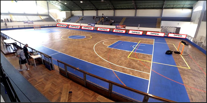 Pavilhão com lonas publicitárias